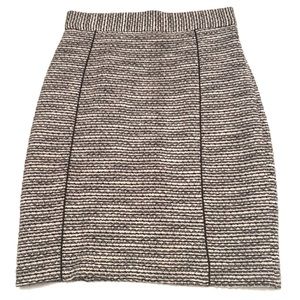 ✨2X HP✨ 🌻 2/$10 H&M black & white Tweed pencil skirt w/ gold zipper fits a small